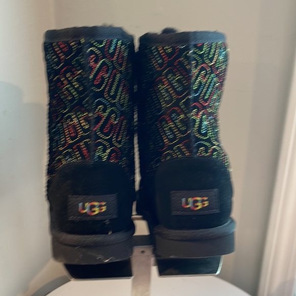 UGG Classic II Graphic Stitch Boot - Kids Authentic NWT - Picture 5 of 7